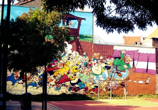 Bích họa đầy màu sắc về Astérix và những người bạn trên một bức tường của một sân chơi - Ảnh: wp Bích họa đầy màu sắc về Astérix và những người bạn trên một bức tường của một sân chơi - Ảnh: wp