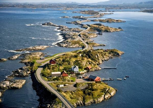 Đường Đại Tây Dương, Na Uy dài hơn 8 km, rộng 6.5 m được xây dựng nhằm kết nối các hòn đảo trong vùng biển Na Uy và thành phố Averoy với phần đất liền tại Eide. Nối giữa các đảo nhỏ và đảo đá ngầm là nhiều đường đắp cao, cầu cạn và 8 cây cầu. Ảnh: taberhols