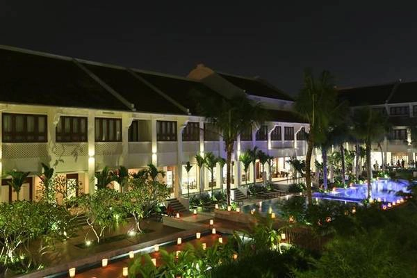 Khu nghỉ dưỡng xinh đẹp được bao quanh bởi một khu vườn xanh mát và hồ bơi bậc thang thể hiện thiết kế kiểu thuộc địa cổ xưa. Khu nghỉ dưỡng xinh đẹp được bao quanh bởi một khu vườn xanh mát và hồ bơi bậc thang thể hiện thiết kế kiểu thuộc địa cổ xưa.