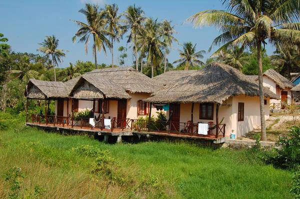 Khu nghỉ dưỡng với các bungalow đơn giản, mộc mạc, gần gũi, tạo cho du khách cảm giác giống như ở đang sống giữa một ngôi làng nhỏ, xinh xắn.