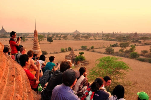  Khách du lịch chen chúc phía trên chùa Buledi để ngắm hoàng hôn ở Bagan - Ảnh: Đinh Hằng