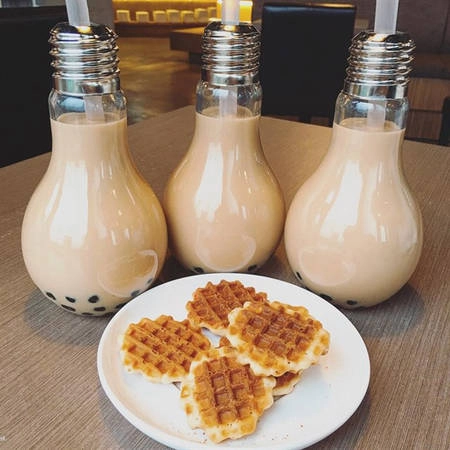 Cơn sốt trà sữa bóng đèn làm mưa làm gió khắp châu Á thời gian qua, trong đó nổi tiếng nhất là ở Đài Loan - xứ sở của những ly trà sữa ngọt ngào. Trà sữa thay vì được phục vụ trong cốc nhựa hay cốc thủy tinh thì lại được đổ vào một chiếc bóng đèn, ống hút cắm ở phía đui đèn. Cơn sốt trà sữa bóng đèn làm mưa làm gió khắp châu Á thời gian qua, trong đó nổi tiếng nhất là ở Đài Loan - xứ sở của những ly trà sữa ngọt ngào. Trà sữa thay vì được phục vụ trong cốc nhựa hay cốc thủy tinh thì lại được đổ vào một chiếc bóng đèn, ống hút cắm ở phía đui đèn.