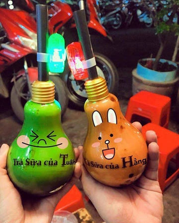 Điểm đặc biệt hút khách của quán nhỏ chính là việc ghi tên cho khách hàng vào mỗi bình trà sữa, khiến ai nấy đều hào hứng check in, khoe trên Facebook. Điểm đặc biệt hút khách của quán nhỏ chính là việc ghi tên cho khách hàng vào mỗi bình trà sữa, khiến ai nấy đều hào hứng check in, khoe trên Facebook.