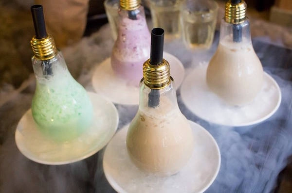 Một quán khác cũng đón đầu trào lưu gây sốt này là Open Coffee ở 75 Nguyễn Kim , phường 7 , quận 10 (TP HCM). Trà sữa ở đây có nhiều hương vị với các màu sắc khác nhau rất phong phú, kể cả sinh tố cũng được phục vụ trong chiếc bóng đèn tỏa khói lạ mắt. Một quán khác cũng đón đầu trào lưu gây sốt này là Open Coffee ở 75 Nguyễn Kim , phường 7 , quận 10 (TP HCM). Trà sữa ở đây có nhiều hương vị với các màu sắc khác nhau rất phong phú, kể cả sinh tố cũng được phục vụ trong chiếc bóng đèn tỏa khói lạ mắt.