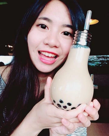 Chất lượng trà sữa được đánh giá ở mức ổn, không quá ngọt, không quá gắt, chân trâu dẻo vừa đủ độ. Giá của mỗi bình trà sữa bóng đèn là 25.000 đồng, khá hợp lý, vừa túi tiền học sinh sinh viên. Chất lượng trà sữa được đánh giá ở mức ổn, không quá ngọt, không quá gắt, chân trâu dẻo vừa đủ độ. Giá của mỗi bình trà sữa bóng đèn là 25.000 đồng, khá hợp lý, vừa túi tiền học sinh sinh viên.