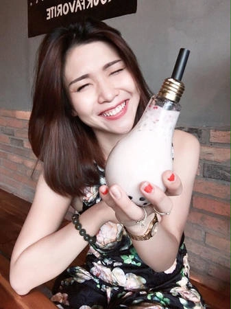 Quán có diện tích nhỏ, thiết kế vintage, thường đông khách tầm chiều tối. Quán có diện tích nhỏ, thiết kế vintage, thường đông khách tầm chiều tối.