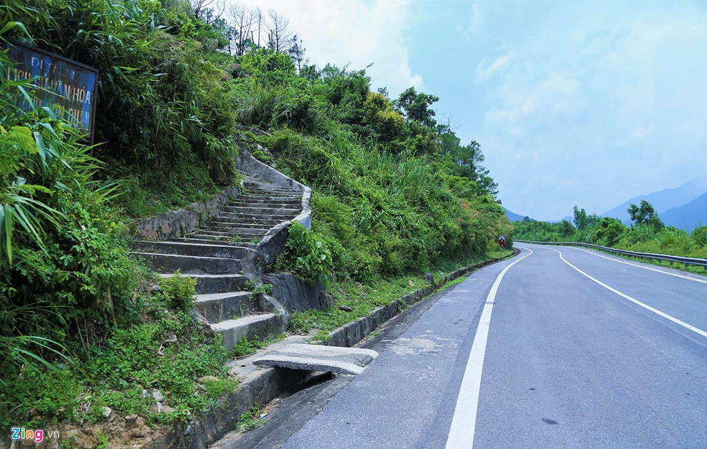 Do những bậc thang từ dưới chân đường lên đến di tích "Cổng trời" khá nhỏ và quanh co ngay khúc gấp đầu nên nếu không chú ý, ít ai nhận ra con đường này.