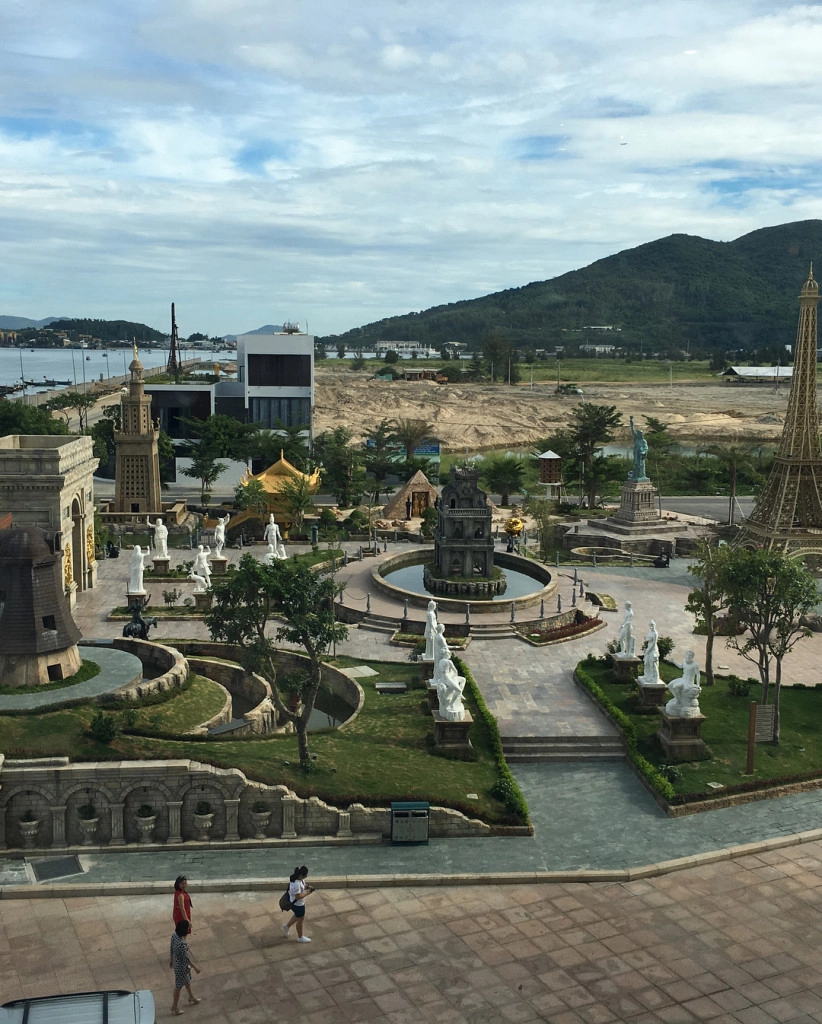 Nơi đây có diện tích khoảng 200 m2. Ở chính giữa là mô hình tháp Rùa. Ảnh: @min_jun_94. Nơi đây có diện tích khoảng 200 m2. Ở chính giữa là mô hình tháp Rùa. Ảnh: @min_jun_94.