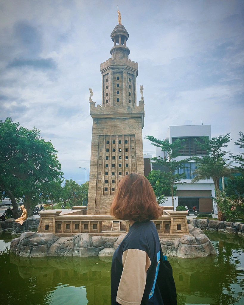 Chùa Một Cột và ngọn hải đăng Alexandria (một trong 7 kỳ quan thế giới cổ đại) với lớp sơn vàng ấn tượng. Ảnh: @phuong_5898. Chùa Một Cột và ngọn hải đăng Alexandria (một trong 7 kỳ quan thế giới cổ đại) với lớp sơn vàng ấn tượng. Ảnh: @phuong_5898.