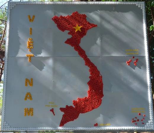 Bản đồ Việt Nam được làm từ hàng trăm nắp chai nhựa vứt đi.