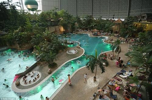 Vào mùa đông, bao bọc xung quanh resort là tuyết trắng. Nhưng bước qua ngưỡng cửa, nhiệt độ bên trong luôn giữ ở ngưỡng 25 độ C và là môi trường tốt cho nhiều động thực vật vùng nhiệt đới phát triển. cong-vien-nuoc-khong-lo-nam-gon-trong-nha-chua-may-bay-ivivu-6