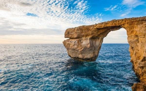 Azure Window, biểu tượng nổi tiếng của đảo Malta, nay chỉ còn trong ký ức. Ảnh: Alamy. Azure Window, biểu tượng nổi tiếng của đảo Malta, nay chỉ còn trong ký ức. Ảnh: Alamy.