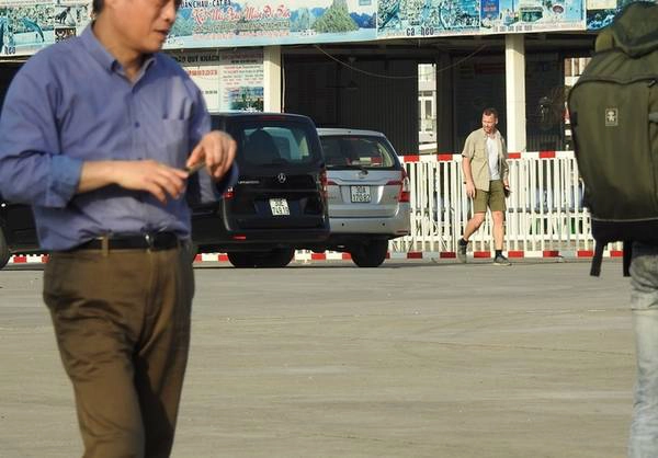 Khi đoàn khách Facebook chuẩn bị lên thủy phi cơ, an ninh khu vực xung quanh được siết chặt, một số du khách chụp ảnh nhưng bị một người đàn ông trong đoàn nhắc nhở. Khi đoàn khách Facebook chuẩn bị lên thủy phi cơ, an ninh khu vực xung quanh được siết chặt, một số du khách chụp ảnh nhưng bị một người đàn ông trong đoàn nhắc nhở.