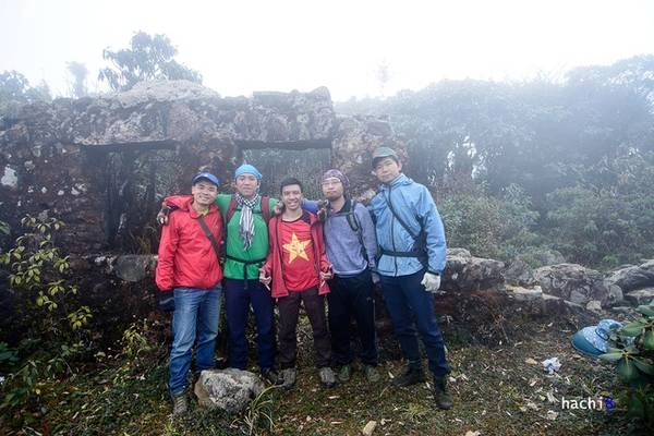 Đỉnh núi có tên Phàn Liên San theo cách dân bản địa vẫn gọi là ranh giới tự nhiên phân chia lãnh thổ Việt Nam và Trung Quốc. Với độ cao 3012 m, đây thuộc top 5 đỉnh cao nhất Việt Nam. Nơi đây có vài bức tường thành đã bỏ hoang, chứng tích về một vùng biên viễn với lịch sử khốc liệt.