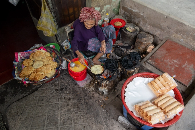 Bà Hồ Thị Chước năm nay 93 tuổi. Sinh ra trong một gia đình khó khăn, lại là chị cả nên từ nhỏ, bà đã cùng người thân bươn chải để mưu sinh. Quán của bà Chước không có chỗ ngồi cho khách cũng không có bảng hiệu. Vậy mà khách vẫn tìm đến để thưởng thức hương vị quen thuộc đã hơn 40 năm.