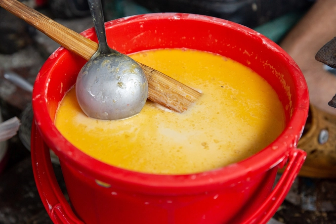 Bà chủ không pha tất cả bột cùng một lúc mà bán đến đâu, pha đến đó. Tỷ lệ được cụ bà hơn 90 tuổi chủ động kiểm soát.