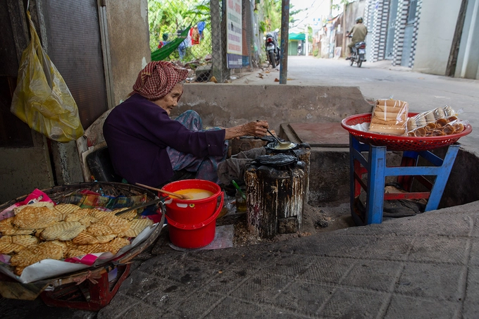 Bà bắt đầu bắt than nhóm lửa vào khoảng 5h sáng. Bánh được đổ nóng liên tục để bán cho khách đến 17h. Một số loại như bánh ống được bà làm sẵn rồi gói kín trong túi. Bán hàng cả ngày nhưng bà Chước không thu lời nhiều. Trung bình mỗi ngày bà kiếm được khoảng 80.000 đồng.  Dù lao động khi tuổi đã cao, bà Chước vẫn vui vẻ và hài lòng. Bà Chước quan niệm: "Mình làm được thì mình để dành, khi gặp chuyện thì lấy ra dùng, không mượn ai".