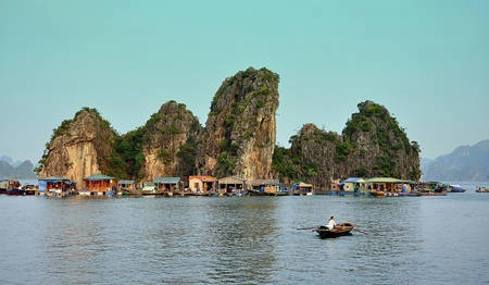 Làng chài Cửa Vạn