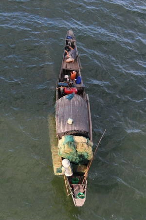 Trên mỗi chiếc thuyền đánh cá, chồng cầm lái, vợ thả lờ - Ảnh: NINH NGUYỄN Trên mỗi chiếc thuyền đánh cá, chồng cầm lái, vợ thả lờ - Ảnh: NINH NGUYỄN