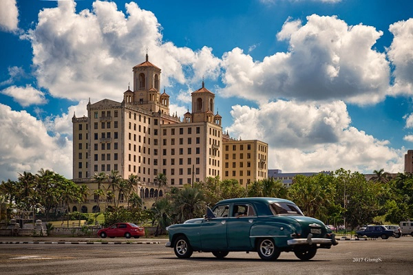 Một góc khác tại thành phố Havana, vẫn là sự xuất hiện của những chiếc xe cổ đầy bản sắc, đằng sau là sự hiện đại hóa của thành phố thời kỳ dần mở cửa ra với thế giới. Một góc khác tại thành phố Havana, vẫn là sự xuất hiện của những chiếc xe cổ đầy bản sắc, đằng sau là sự hiện đại hóa của thành phố thời kỳ dần mở cửa ra với thế giới.