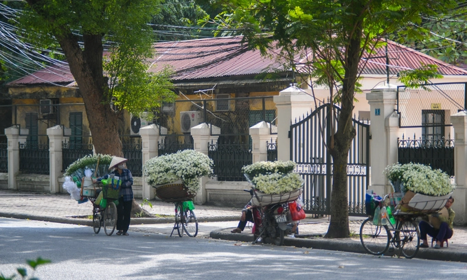Quanh vòng xuyến giữa phố Thụy Khuê và Mai Xuân Thưởng tập trung khá đông xe hoa vào giờ trưa. Các tiểu thương thường nghỉ tại khu vực này, đến 14h sẽ tản đi bán rong trên các phố khác. Quanh vòng xuyến giữa phố Thụy Khuê và Mai Xuân Thưởng tập trung khá đông xe hoa vào giờ trưa. Các tiểu thương thường nghỉ tại khu vực này, đến 14h sẽ tản đi bán rong trên các phố khác.