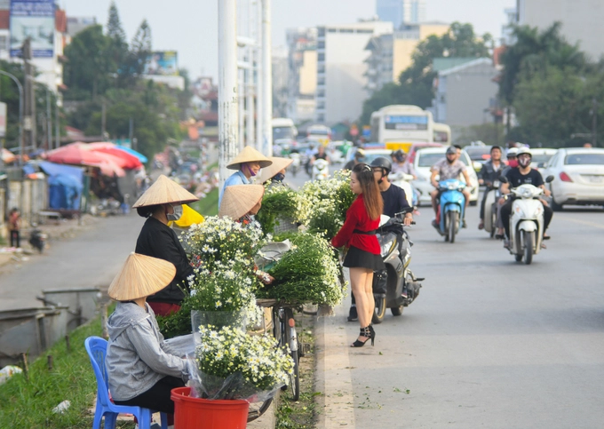 Ngày thường, chợ hoa Quảng Bá chỉ nhộn nhịp vào ban đêm và vãn dần sau 4h sáng. Nhưng vào mùa hoa, khu chợ hoạt động cả ngày. Cúc họa mi bày bán rất nhiều ở cổng chợ và trên đường đê, đáp ứng nhu cầu khách khi đi qua đây. Nếu dư dả thời gian, bạn có thể ghé địa điểm này từ 3h sáng, để kịp lưu lại những hình ảnh tấp nập người mua kẻ bán của chợ hoa và mua một bó làm kỷ niệm khi ra về. Ngày thường, chợ hoa Quảng Bá chỉ nhộn nhịp vào ban đêm và vãn dần sau 4h sáng. Nhưng vào mùa hoa, khu chợ hoạt động cả ngày. Cúc họa mi bày bán rất nhiều ở cổng chợ và trên đường đê, đáp ứng nhu cầu khách khi đi qua đây. Nếu dư dả thời gian, bạn có thể ghé địa điểm này từ 3h sáng, để kịp lưu lại những hình ảnh tấp nập người mua kẻ bán của chợ hoa và mua một bó làm kỷ niệm khi ra về.