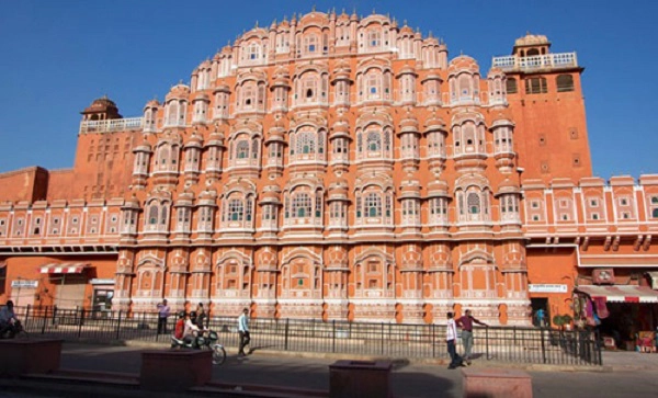 Được mệnh danh “Cung điện của gió”, Hawa Mahal là một trong những cung điện đẹp nhất Ấn Độ, nằm tại thành phố hồng Jaipur, thành phố lớn nhất bang Rajasthan. Cung điện được xây dựng vào năm 1799 bởi hoàng đế Maharaja Sawai Pratap Singh, mô phỏng lại vương miện của nữ thần Krishna toả sáng lấp lánh dưới ánh mặt trời. Được mệnh danh “Cung điện của gió”, Hawa Mahal là một trong những cung điện đẹp nhất Ấn Độ, nằm tại thành phố hồng Jaipur, thành phố lớn nhất bang Rajasthan. Cung điện được xây dựng vào năm 1799 bởi hoàng đế Maharaja Sawai Pratap Singh, mô phỏng lại vương miện của nữ thần Krishna toả sáng lấp lánh dưới ánh mặt trời.
