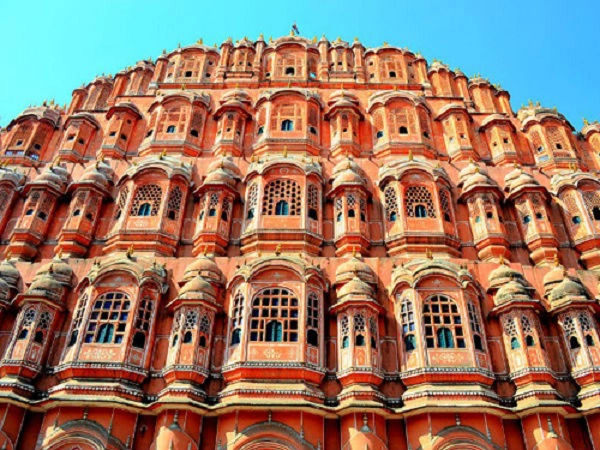 Điểm đặc biệt của Hawa Mahal chính là hệ thống 953 ô cửa sổ với những hình vẽ được chạm trổ tinh xảo, lạ mắt. Chính vì thế, cung điện còn được ví như chiếc “tổ ong” đón gió, điều hoà không khí. Điểm đặc biệt của Hawa Mahal chính là hệ thống 953 ô cửa sổ với những hình vẽ được chạm trổ tinh xảo, lạ mắt. Chính vì thế, cung điện còn được ví như chiếc “tổ ong” đón gió, điều hoà không khí.