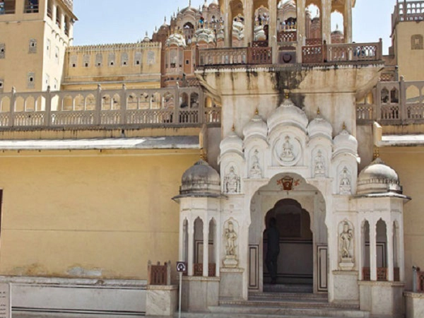 Cung điện không có lối ra vào trực tiếp. Du khách muốn ghé thăm Hawa Mahal phải đi từ cửa vào của Cung điện Thành phố (City Palace). Cung điện không có lối ra vào trực tiếp. Du khách muốn ghé thăm Hawa Mahal phải đi từ cửa vào của Cung điện Thành phố (City Palace).