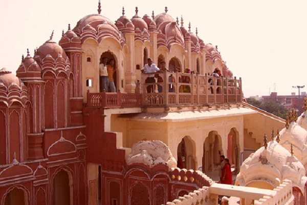 Hawa Mahal là sự kết hợp hài hoà giữa kiến trúc Hindu Rajput và Hồi giáo Mugha. Phong cách Rajput được thể hiện dưới dạng mái vòm và nghệ thuật trang trí, trong khi kiến trúc Hồi giáo thể hiện qua cách chạm khắc và chế tác với đá. Hawa Mahal đặc biệt nổi bật vào buổi sáng sớm khi những tia nắng đầu tiên thắp sáng toàn bộ cung điện. Đây cũng là điểm đến không thể bỏ qua của du khách khi đến với thành phố hồng Jaipur. Hawa Mahal là sự kết hợp hài hoà giữa kiến trúc Hindu Rajput và Hồi giáo Mugha. Phong cách Rajput được thể hiện dưới dạng mái vòm và nghệ thuật trang trí, trong khi kiến trúc Hồi giáo thể hiện qua cách chạm khắc và chế tác với đá. Hawa Mahal đặc biệt nổi bật vào buổi sáng sớm khi những tia nắng đầu tiên thắp sáng toàn bộ cung điện. Đây cũng là điểm đến không thể bỏ qua của du khách khi đến với thành phố hồng Jaipur.