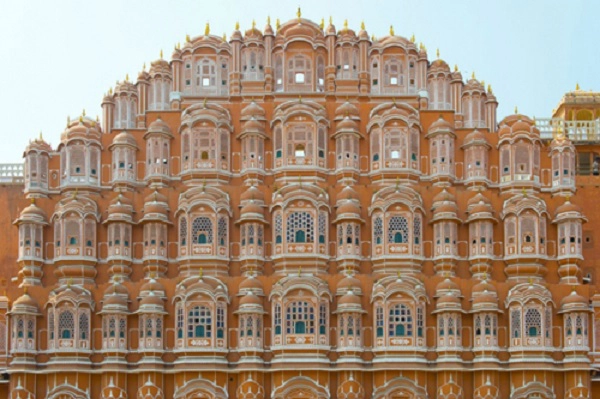 Hawa Mahal đặc biệt nổi bật vào buổi sáng sớm khi những tia nắng đầu tiên thắp sáng toàn bộ cung điện. Đây cũng là điểm đến không thể bỏ qua của du khách khi đến với thành phố hồng Jaipur. Hawa Mahal đặc biệt nổi bật vào buổi sáng sớm khi những tia nắng đầu tiên thắp sáng toàn bộ cung điện. Đây cũng là điểm đến không thể bỏ qua của du khách khi đến với thành phố hồng Jaipur.