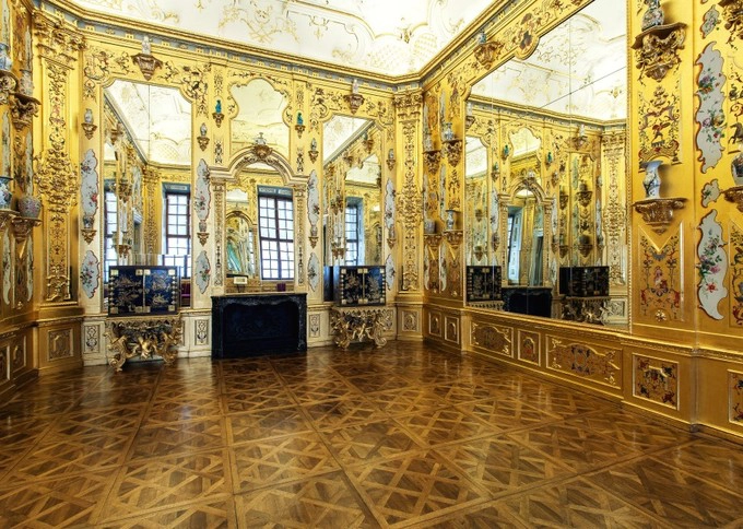 Đặt chân vào bên trong Lower Belvedere, du khách được chiêm ngưỡng các căn phòng sang trọng, phô bày sự xa hoa của hoàng gia. Hầu hết trần nhà của cung điện đều trang trí những bức tranh rất ấn tượng, khiến người xem phải trầm trồ.