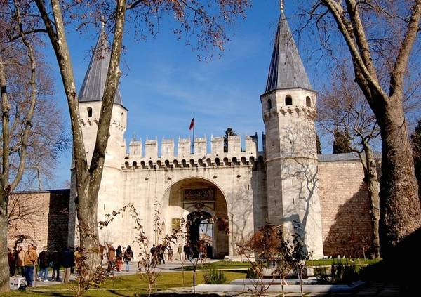 Cung điện Topkapi nằm gần eo biển Bosphorus, là nhân chứng cho những vinh quang tột độ cũng như bi kịch đau lòng nhất trong lịch sử Đế quốc Ottoman. Nơi đây từng là chỗ ở của quốc vương, hậu cung và nhiều người thân khác của nhà vua suốt 400 năm. Ảnh: Minute Travel Guide. Cung điện Topkapi nằm gần eo biển Bosphorus, là nhân chứng cho những vinh quang tột độ cũng như bi kịch đau lòng nhất trong lịch sử Đế quốc Ottoman. Nơi đây từng là chỗ ở của quốc vương, hậu cung và nhiều người thân khác của nhà vua suốt 400 năm. Ảnh: Minute Travel Guide.