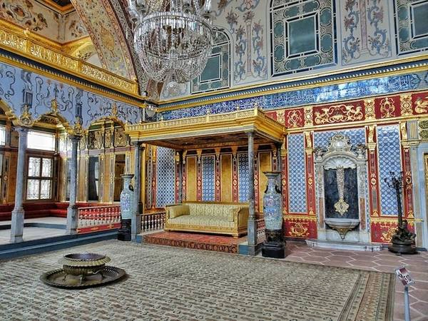 Bên trong Topkapi là một thành phố lớn với hàng trăm căn nhà, nhà thờ Hồi giáo, khu nghỉ dưỡng của vua, nơi giải trí và khu sinh sống của cung tần mỹ nữ. Hậu cung được xây dựng với nhiều phòng ốc trang trí lộng lẫy, trưng bày nhiều vật phẩm quý giá phô bày sự giàu có xa hoa của các nhà vua Hồi giáo. Nơi này cấm tuyệt đối đàn ông và hoàng tử cũng chỉ được ở tại đây cho tới năm 16 tuổi. Ảnh: World Wanderista. Bên trong Topkapi là một thành phố lớn với hàng trăm căn nhà, nhà thờ Hồi giáo, khu nghỉ dưỡng của vua, nơi giải trí và khu sinh sống của cung tần mỹ nữ. Hậu cung được xây dựng với nhiều phòng ốc trang trí lộng lẫy, trưng bày nhiều vật phẩm quý giá phô bày sự giàu có xa hoa của các nhà vua Hồi giáo. Nơi này cấm tuyệt đối đàn ông và hoàng tử cũng chỉ được ở tại đây cho tới năm 16 tuổi. Ảnh: World Wanderista.