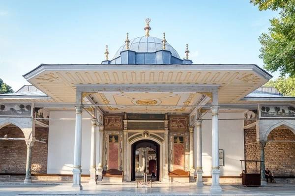 Trong thế kỷ 16 và 17, Ottoman là một trong những thể chế chính trị lớn mạnh nhất thế giới và là quyền lực duy nhất của châu Âu thách thức mọi sự nổi dậy ở phương Tây. Tuy nhiên, đầu thế kỳ 17, đế quốc Ottoman bắt đầu suy yếu do các quốc vương thường chỉ vui thú chốn hậu cung và không đủ quyền lực đàn áp những cuộc nổi dậy khiến sức mạnh dần suy tàn. Ảnh: Haqqitours. Trong thế kỷ 16 và 17, Ottoman là một trong những thể chế chính trị lớn mạnh nhất thế giới và là quyền lực duy nhất của châu Âu thách thức mọi sự nổi dậy ở phương Tây. Tuy nhiên, đầu thế kỳ 17, đế quốc Ottoman bắt đầu suy yếu do các quốc vương thường chỉ vui thú chốn hậu cung và không đủ quyền lực đàn áp những cuộc nổi dậy khiến sức mạnh dần suy tàn. Ảnh: Haqqitours.
