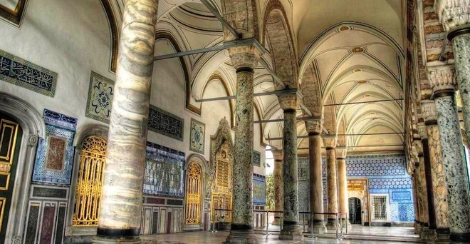 Sau khi Đế quốc Ottoman sụp đổ, ngày 3/4/1924, chính phủ Thổ Nhĩ Kỳ đã biến cung điện thành viện bảo tàng lưu giữ những di tích còn sót lại của một triều đại và là bảo tàng đầu tiên của quốc gia này. Cung điện có hàng trăm phòng nhưng chỉ một phần nhỏ trong số đó mở cửa cho du khách tham quan. Ảnh: Tokapi palace. Sau khi Đế quốc Ottoman sụp đổ, ngày 3/4/1924, chính phủ Thổ Nhĩ Kỳ đã biến cung điện thành viện bảo tàng lưu giữ những di tích còn sót lại của một triều đại và là bảo tàng đầu tiên của quốc gia này. Cung điện có hàng trăm phòng nhưng chỉ một phần nhỏ trong số đó mở cửa cho du khách tham quan. Ảnh: Tokapi palace.
