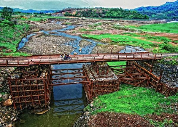 Đoạn đường đi qua cầu Cũ.