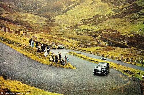 Một tuyến đường dài ở Scotland có địa hình nguy hiểm tới mức được đặt tên là “Devil’s Elbow” (khuỷu tay của quỷ dữ). Hiện nay, con đường trở thành điểm đến hấp dẫn cho những du khách thích mạo hiểm.  Bức ảnh nổi tiếng nhất về cung đường này chụp năm 1967 khi nữ hoàng Elizabeth II được hoàng tử Philip chở tới Balmoral và người dân bên đường đứng lại vẫy chào.