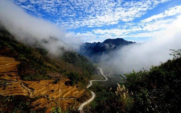 Chỉ có khoảng 20 cây số đầu tiên tính từ trung tâm tỉnh Hà Giang trở ra, đường Hạnh Phúc khá êm ái và bằng phẳng. Chỉ có khoảng 20 cây số đầu tiên tính từ trung tâm tỉnh Hà Giang trở ra, đường Hạnh Phúc khá êm ái và bằng phẳng.