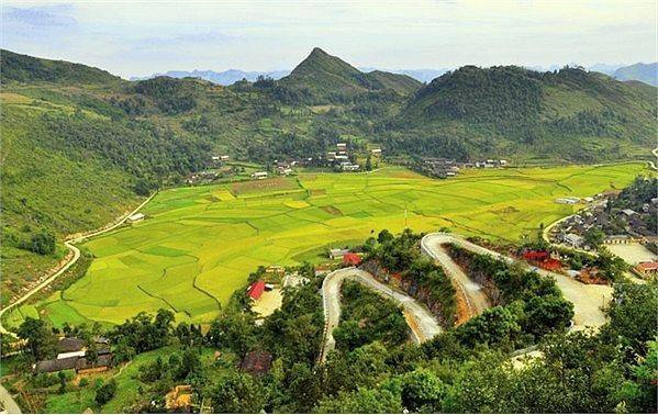 Phần còn lại của con đường Hạnh Phúc ít hiểm trở hơn, đi qua những bản làng, nối liền những thửa ruộng bậc thang xa tít tắp. Phần còn lại của con đường Hạnh Phúc ít hiểm trở hơn, đi qua những bản làng, nối liền những thửa ruộng bậc thang xa tít tắp.