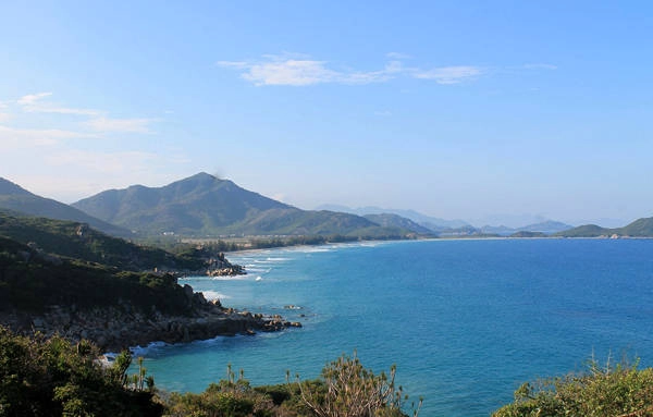 Tuyến đường ven biển Ninh Thuận dài 105 km luôn quyến rũ các tay phượt thủ đến chinh phục. Ảnh: Xuân Lộc. Tuyến đường ven biển Ninh Thuận dài 105 km luôn quyến rũ các tay phượt thủ đến chinh phục. Ảnh: Xuân Lộc.