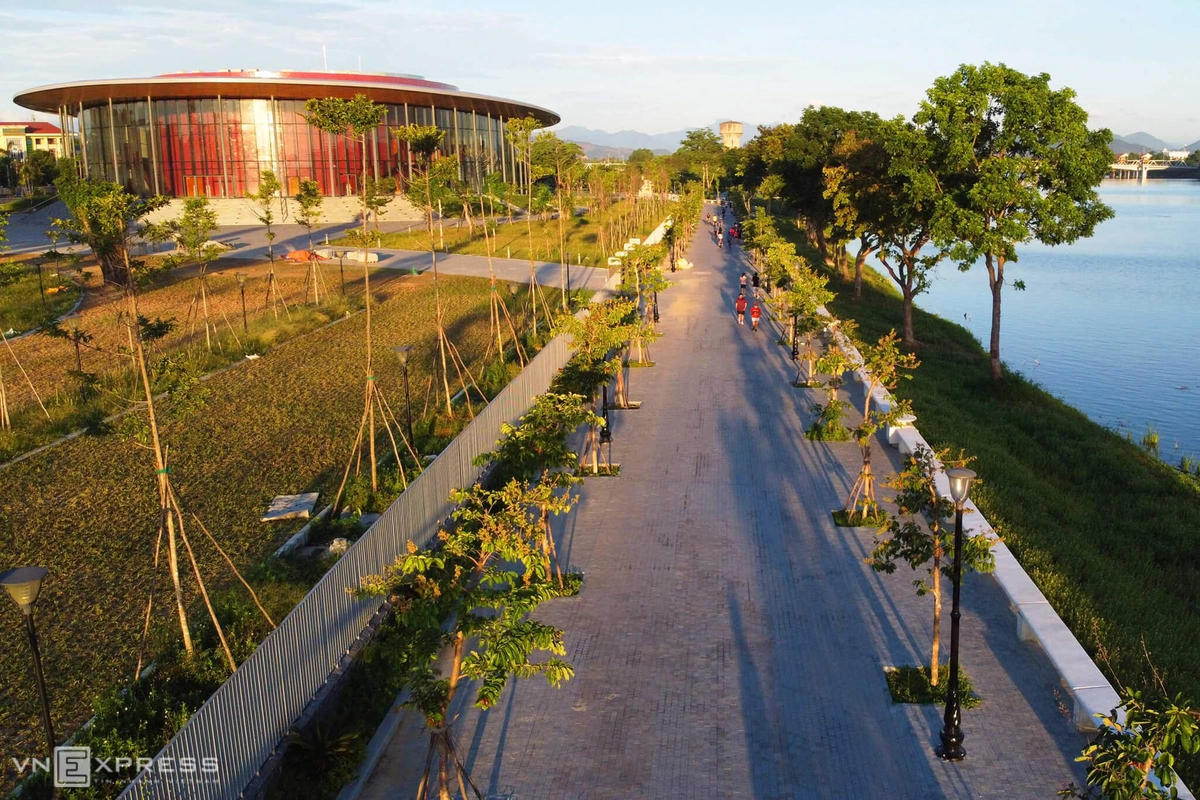 Cung đường ở bờ nam sông Hương, phía sau Học viện âm nhạc Huế, cũng vừa mới hoàn thành đưa vào hoạt động.   Du khách đến Huế có thể chạy bộ trên tuyến đường ven sông ngắm dòng sông Hương lúc bình mình và hoàng hôn khi tham gia giải chạy VnExpress Marathon Huế diễn ra vào ngày 6/9, lùi 5 tháng so với kế hoạch ban đầu do Covid-19.  Các runners sẽ được sải bước trên cung đường nhiều cây xanh, được lựa chọn kỹ lưỡng, đi qua nhiều danh lam thắng cảnh và di tích lịch sử nổi tiếng của Huế. 