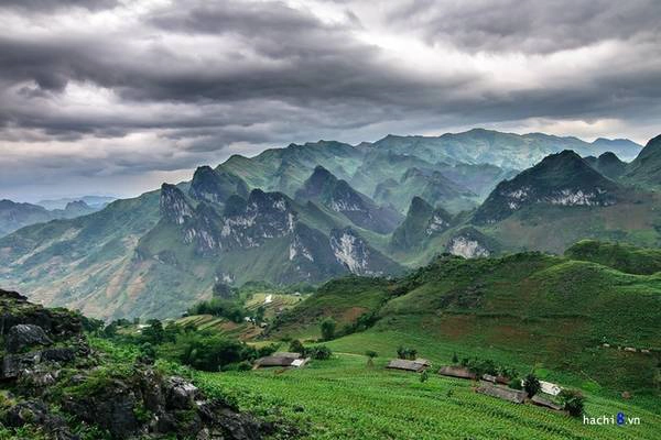 Mùa hạ khung cảnh núi đá vôi Du Già được bao phủ bởi lớp thực vật xanh khiến tất cả sinh động hơn bao giờ hết. Những bản làng thưa thớt mà nhỏ bé nằm nép mình bên sườn núi càng tô điểm cho bức tranh thiên nhiên này.