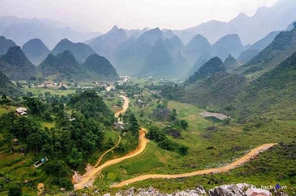 Cung đường Minh Ngọc - Du Già - Lũng Hồ - Mậu Duệ vẫn còn khá hoang sơ và là hành trình ưa thích của những người ưa xê dịch, khám phá. Khung cảnh đầu hạ cũng khiến nơi đây trở thành mùa đẹp nhất trong năm với ruộng bậc thang.