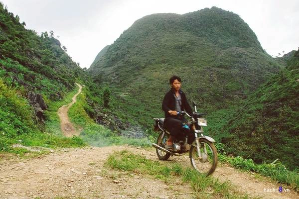 Từ đây đoạn đường khó khăn hơn, rất nhiều lối mòn và dốc đất đá. Những chiếc xe win là lựa chọn tối ưu cho di chuyển của dân bản.