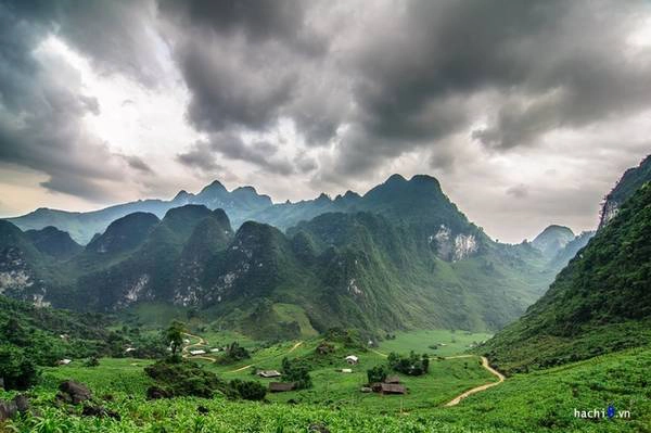 Lũng Hồ là một thung lũng nhỏ nằm lọt thỏm giữa không gian núi đá hùng vĩ. Tất cả được bao trùm bởi một không gian xanh mướt, những làn gió dữ dội khiến từng lớp sóng lá rập rờn không ngớt. Rất hiếm khi những dãy núi đá tai mèo đen lầm lũi nơi đây lại bị lấn át bởi màu xanh của cây lá như thời điểm này.