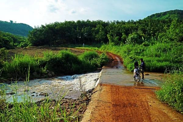 Dòng suối Mã Đà chảy qua cung đường, một chỗ để bạn rửa xe rất đẹp.