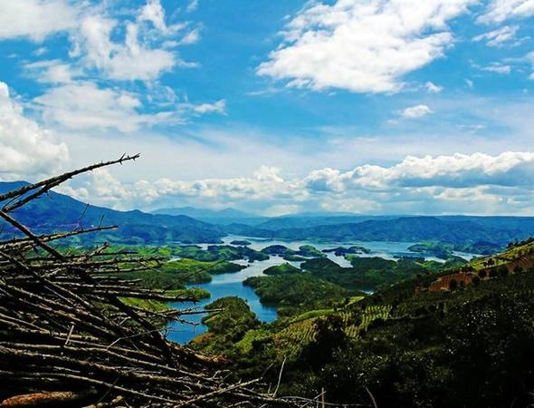 Từ ngã ba rẽ trái đi Quảng Sơn nếu đi thêm 15 km sẽ tới chỗ có thể ngắm hồ Tà Đùng - "vịnh Hạ Long của Tây Nguyên" .