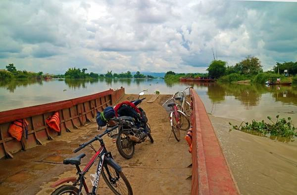 Đò qua sông Serepok, xuôi dòng là tới thác Dray Sap.