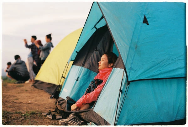 Một trong những điều thú vị nhất của việc đi trek là dựng lều ngủ qua đêm trên một đồi cỏ xanh mướt. Một trong những điều thú vị nhất của việc đi trek là dựng lều ngủ qua đêm trên một đồi cỏ xanh mướt.